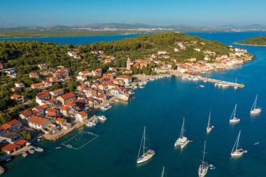 Prviç Adası 'ndaki Prviç Luka kasabasının, Hırvatistan' daki Adriyatik Denizi 'nin hava manzarası