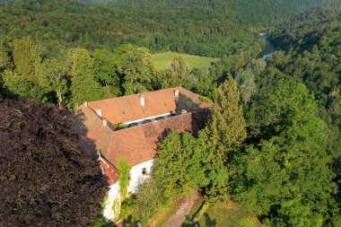 Hırvatistan 'ın Kupa Nehri üzerindeki Severin kalesinin hava manzarası