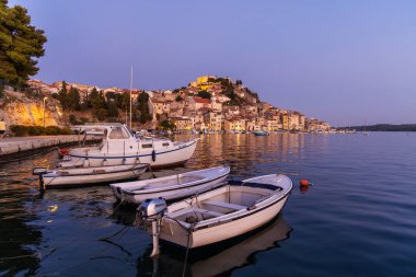 Hırvatistan 'ın eski Sibenik kenti alacakaranlıkta