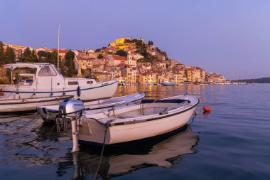 Hırvatistan 'ın eski Sibenik kenti alacakaranlıkta