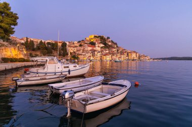 Hırvatistan 'ın eski Sibenik kenti alacakaranlıkta