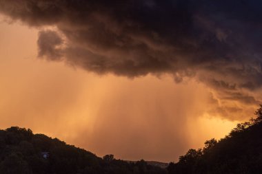 Batan güneş ve Hırvatistan 'ın yoğun yağmuruyla dramatik fırtına bulutları