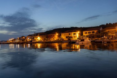 Hırvatistan 'daki Kaprije adası, sokak lambalarıyla dolu deniz önü