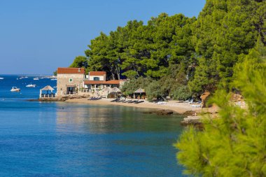 Hırvatistan 'ın Brac Adası' ndaki Bol kasabasında eski bir evin yakınındaki Kotlina Plajı