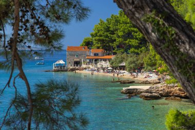Hırvatistan 'ın Brac Adası' ndaki Bol kasabasında eski bir evin yakınındaki Kotlina Plajı
