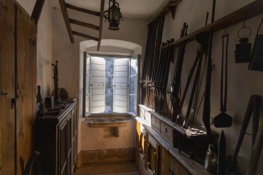 Dominik manastırı veya inziva Blaca, Brac Adası, Hırvatistan