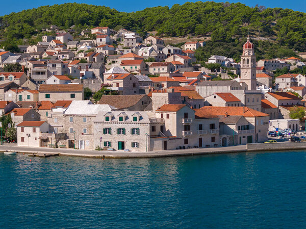 Фото с воздуха города Пусиска на острове Брач, Хорватия