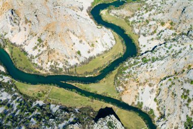 Krupa ve Zrmanja nehirlerinin ve kanyonları Hırvatistan 'ın birleşiminin hava manzarası