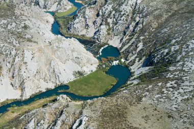 Hırvatistan 'ın şelaleli Krupa Nehri kanyonunun havadan görünüşü