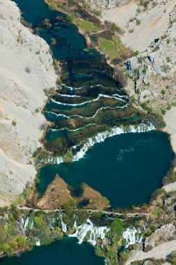 Hırvatistan 'ın şelaleli Krupa Nehri kanyonunun havadan görünüşü