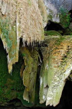 Krupa Nehri üzerinde kurumuş şelaleli Tufa bariyerleri