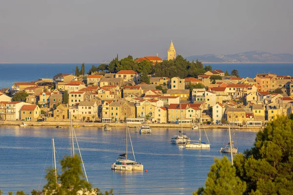 Hırvatistan 'ın Adriyatik Denizi kıyısındaki Primosten kasabası