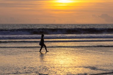 İnsanlar gün batımında Seminyak sahilinde, Bali Adası, Endonezya