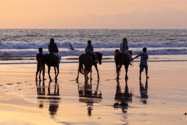 Gün batımında Seminyak sahilinde at binicileri, Bali Adası, Endonezya