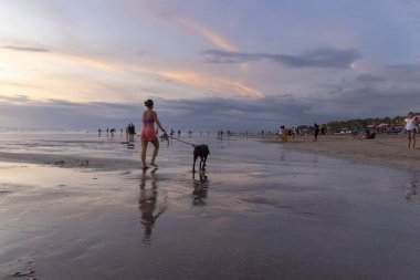 Seminyak, Bali Adası, Endonezya sahillerindeki insanlar