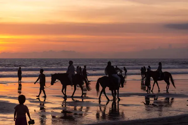 Gün batımında Seminyak sahilinde at binicileri, Bali Adası, Endonezya