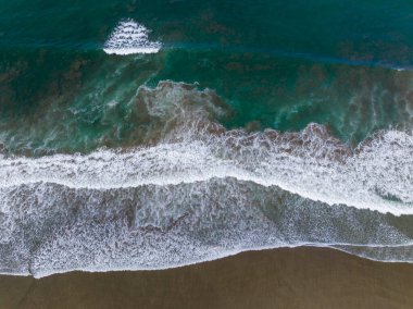 Yukarıdan görülen okyanus dalgaları, Seminyak Sahili, Bali, Endonezya