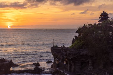 Gün batımında Tanah çok tapınak, Bali, Endonezya