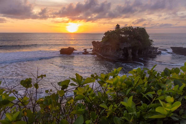 Gün batımında Tanah çok tapınak, Bali, Endonezya