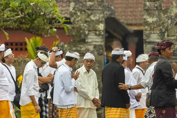 stock image Balinese people in Pura Ulun Danu Beratan, or Pura Bratan, a major Hindu Shaivite temple in Bali