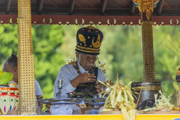 Pura Ulun Danu Beratan 'daki Bali halkı, ya da Pura Bratan, Bali' deki büyük bir Hindu Şayit tapınağı.