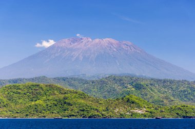Agung Dağı volkanı Endonezya, Bali sahilinden görüldü.