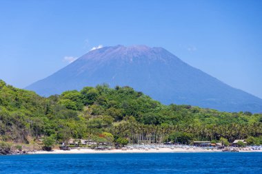 Agung Dağı volkanı Endonezya, Bali sahilinden görüldü.