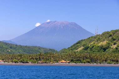 Agung Dağı volkanı Endonezya, Bali sahilinden görüldü.