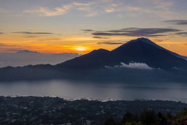 Agung Dağı üzerinde gün doğumu Batur Dağı, Bali, Endonezya 'dan görülüyor.