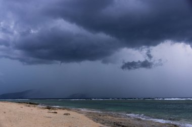 Lombok Adası, Endonezya üzerinde fırtına bulutları