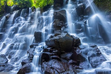 Endonezya, Bali 'de Kanto Lampo şelalesi