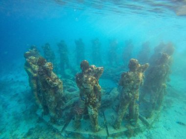 Endonezya 'daki Gili Meno yakınlarında denizaltı heykelleri