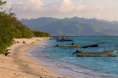 İnsanlar akşamları sahilde, Gili Meno, Endonezya