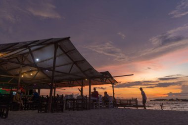 Gili Meno, Endonezya 'da alacakaranlıkta sahil restoranı.