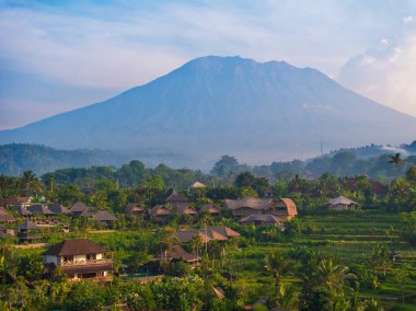 Agung Dağı, Bali, Endonezya 'nın arka planına sahip Sidemen bölgesinin kırsal manzarası