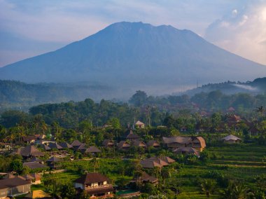 Agung Dağı, Bali, Endonezya 'nın arka planına sahip Sidemen bölgesinin kırsal manzarası