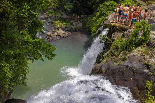 Endonezya 'daki Bali Adası' ndaki Aling Şelalesi 'ndeki insanlar