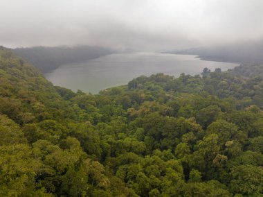 Büyük Göl yoğun ormanlarla çevrili, sis ve bulutlarla, Bali, Endonezya
