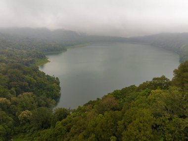 Tamblingan Gölü yoğun ormanlarla çevrili, sis ve bulutlarla, Bali, Endonezya