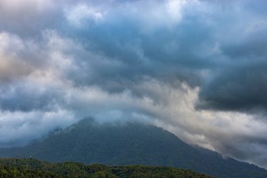 Yoğun bir ormanın üzerinde ağır bulutlar, Endonezya Munduk yakınlarında Bali dağları