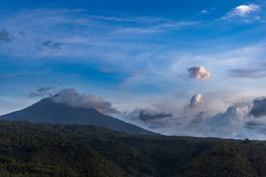 Yoğun bir ormanın üzerinde ağır bulutlar, Endonezya Munduk yakınlarında Bali dağları
