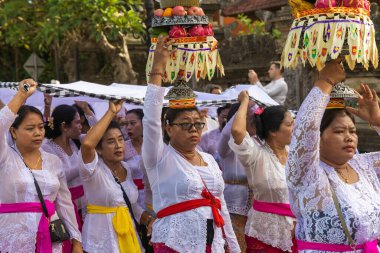 Ubud, Bali sokaklarında geleneksel giysiler içindeki insanlar