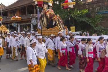 Ubud, Bali sokaklarında geleneksel giysiler içindeki insanlar