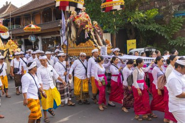 Ubud, Bali sokaklarında geleneksel giysiler içindeki insanlar