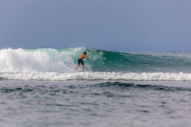Bingin Sahili 'nde sörf, Uluwatu Bali Adası, Endonezya