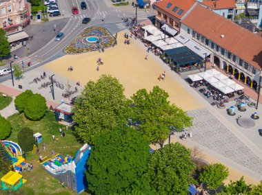 Hırvatistan 'ın merkez meydanı ve parkına sahip Koprivnica kasabasının hava manzarası