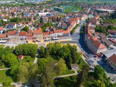 Hırvatistan 'ın merkez meydanı ve parkına sahip Koprivnica kasabasının hava manzarası