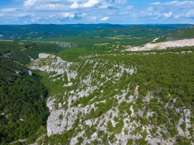 Vela Draga kanyonu ve Uka Doğa Parkı 'ndaki kayalar