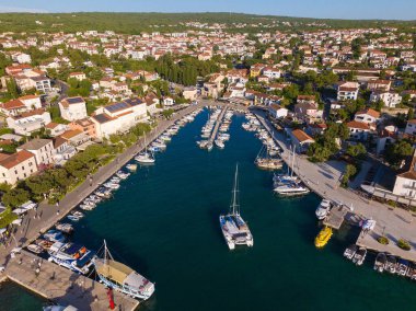 Hırvatistan 'ın Krk Adası' ndaki Malinska kasabasının hava manzarası