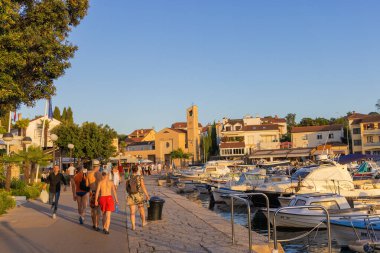 Hırvatistan 'ın Krk Adası' ndaki Malinska kasabası